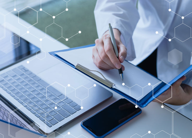 カルテを書くドクターの写真